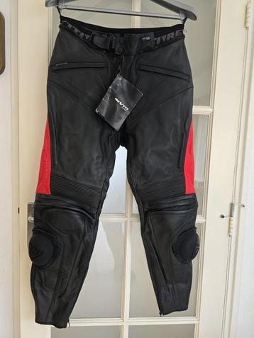  Nieuwe leren motorbroek REV'IT! maat 54. beschikbaar voor biedingen