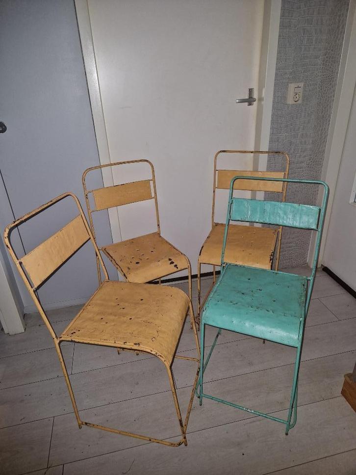 vintage stoelen van metaal een zeer aparte set, Huis en Inrichting, Stoelen, Gebruikt, Vier, Metaal, Overige kleuren, Ophalen