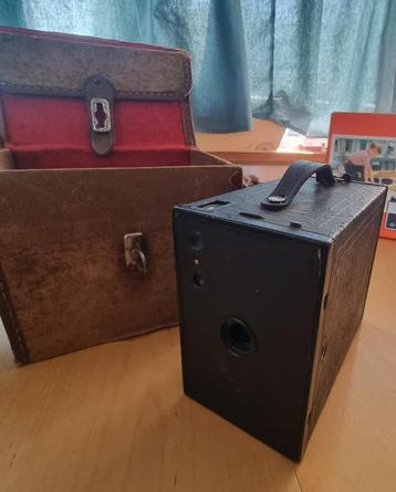 Kodak No. 2A Brownie Special boxcamera beschikbaar voor biedingen