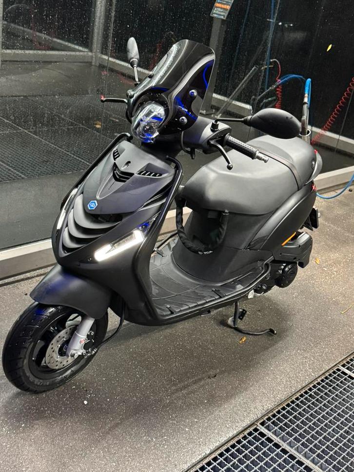 Piaggio Zip SP 4 takt 2023 full option - Perfecte Staat!, Fietsen en Brommers, Scooters | Piaggio, Zo goed als nieuw, Zip, Benzine