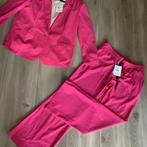 Nieuw travelstof pak in xl roze van Jane Lushka, Nieuw, Kostuum of Pak, Jane Lushka, Roze
