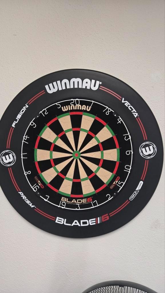 Dartbord Winmau Blade 6 set + Target pijlen Luke Littler, Sport en Fitness, Darts, Zo goed als nieuw, Dartbord met pijlen, Ophalen
