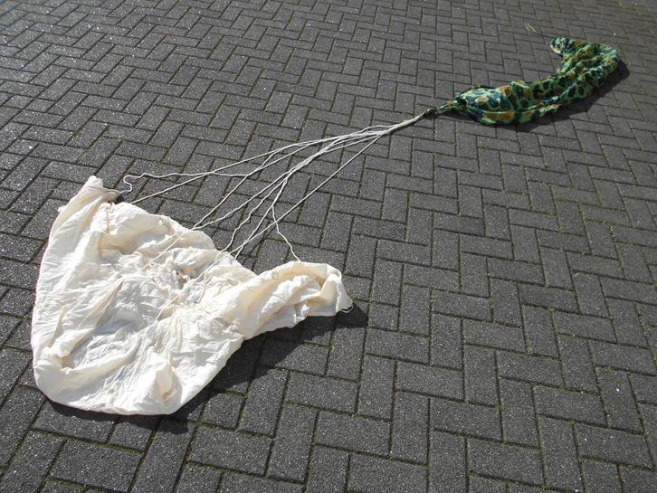 Parachute 1,70 M doorsnee leger parashute (meerdere), Verzamelen, Militaria | Algemeen, Landmacht, Ophalen of Verzenden