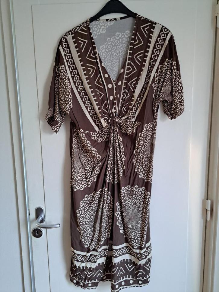 Prachtige jurk met gedraaid detail (valt als 44/46/XXL), Kleding | Dames, Jurken, Zo goed als nieuw, Bruin, Onder de knie, Verzenden
