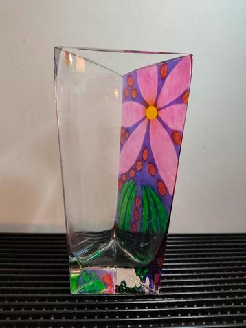 Connie Moltubakk grote robuuste driehoekige vaas, 30 cm beschikbaar voor biedingen