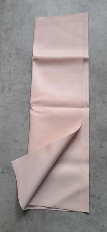 NIEUWE roze coupon kunstleer / skai. 65 x 70 cm beschikbaar voor biedingen