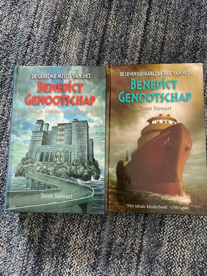Benedict Genootschap Serie - 2 Hardcovers, Boeken, Fantasy, Zo goed als nieuw, Ophalen of Verzenden