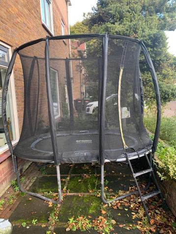 Ovale tramoline in goede staat. beschikbaar voor biedingen