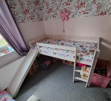 Kinderbed met glijbaan. Wordt verkocht zonder matras! beschikbaar voor biedingen