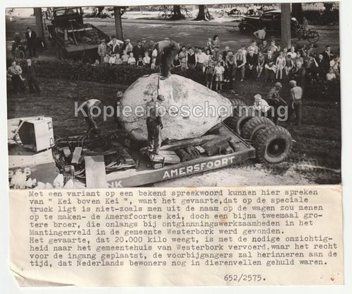 Verplaatsen kei Mantingerveld Westerbork 1952 persfoto, Verzamelen, Foto's en Prenten, Gebruikt, Foto, Overige onderwerpen, 1940 tot 1960
