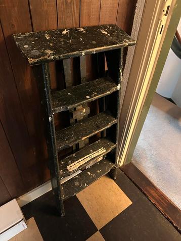 Oude groene houten trap beschikbaar voor biedingen