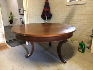 Mooie eettafel beschikbaar voor biedingen