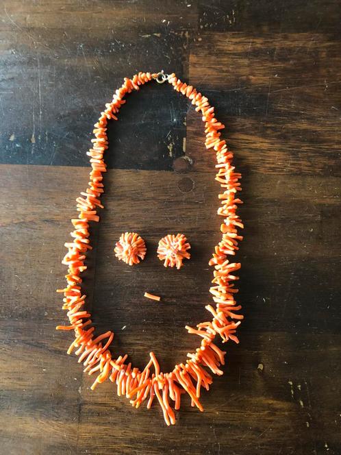 Prachtige vintage bloedkoralen stokjes ketting met oorclips, Sieraden, Tassen en Uiterlijk, Antieke sieraden, Ketting, Overige materialen