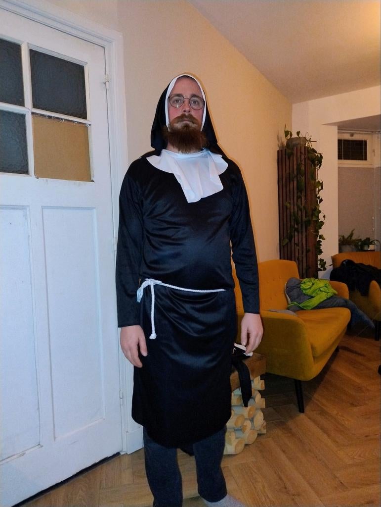 4 nonnen costuums