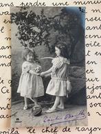 Meisjes spelen met hoepel en bal (II), Ophalen of Verzenden, Voor 1920, Gelopen, Kinderen