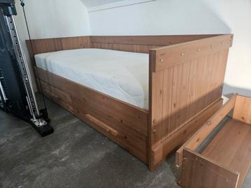 Complete kamer, eenpersoonsbed, bureau en schapje beschikbaar voor biedingen