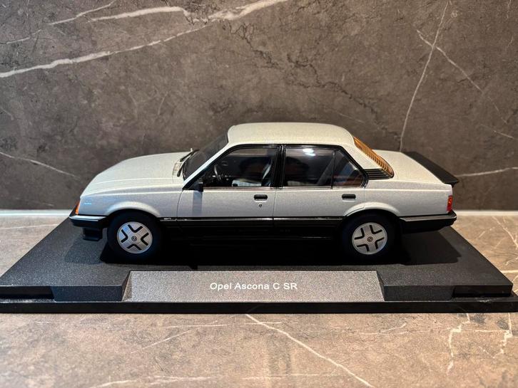 MCG Opel Ascona SR grijs 1:18, Hobby en Vrije tijd, Modelauto's | 1:18, Nieuw, Auto, Overige merken, Ophalen of Verzenden