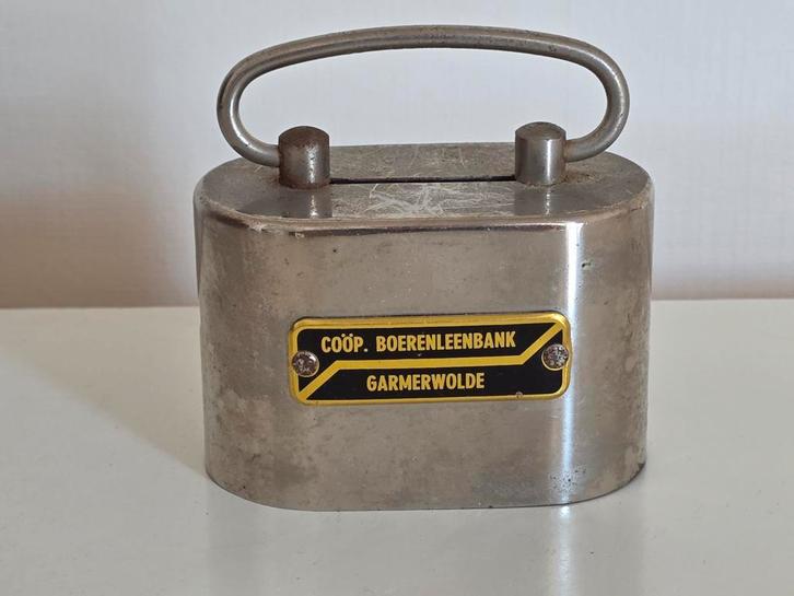 Spaarpot Boerenleenbank Garmerwolde met gat voor papiergeld, Verzamelen, Spaarpotten, Gebruikt, Overige thema's, Metaal of Blik