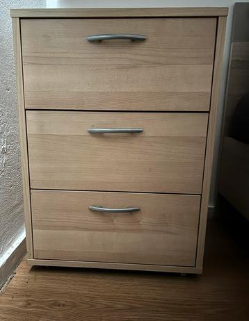 Twee mooie en ruime ladekastjes / nachtkastjes beschikbaar voor biedingen