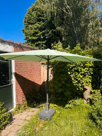 Parasol ongeveer 2m doorsnee met voet en hoes beschikbaar voor biedingen