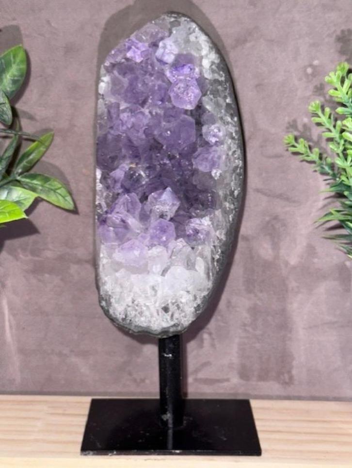 Amethist op standaard - 558 gram, Verzamelen, Mineralen en Fossielen, Mineraal, Ophalen of Verzenden