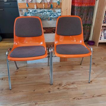 Vintage retro oranje stoelen