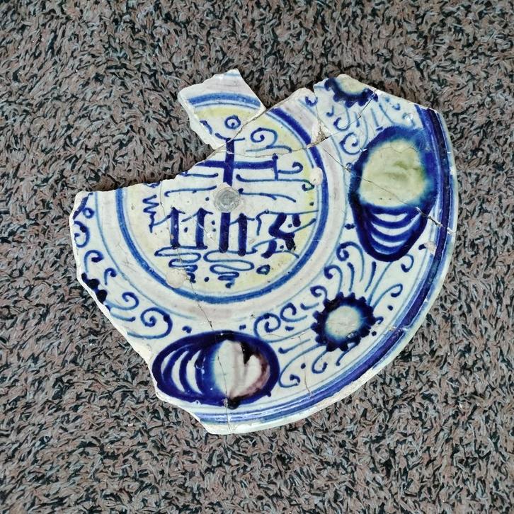 majolica bord, IHS, 15e eeuw, bodemvondst, Antiek en Kunst, Antiek | Keramiek en Aardewerk, Ophalen of Verzenden