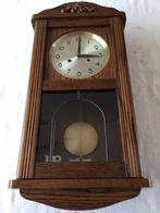 Regulateur wandklok in eikenhout met opgelegd sierstuk., Antiek en Kunst, Ophalen of Verzenden