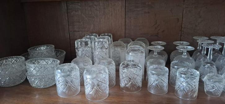 Geslepen Bergkristal Glasservies uit Hongarije, Antiek en Kunst, Antiek | Glas en Kristal, Ophalen of Verzenden