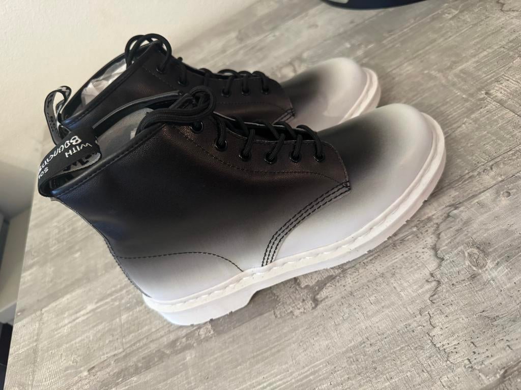 Dr. Martens Maat 43 - Nieuw en Zeldzaam!, Ophalen of Verzenden, Nieuw, Zwart, Lage of Enkellaarzen