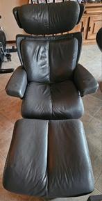 Relaxfauteuil met bijpassende hocker, Huis en Inrichting, Ophalen, Gebruikt, 50 tot 75 cm, Hout