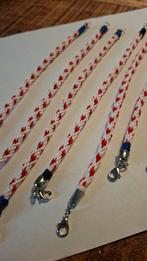Armbandjes wit met rode hartjes (pompeblêdjes), Ophalen of Verzenden, Nieuw, Rood