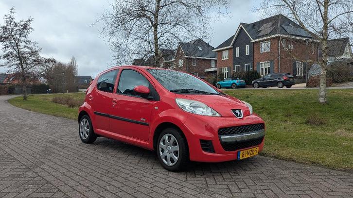 Peugeot 107 1.0 12V 5DR 2011 Rood - 1e eigenaar, Auto's, Peugeot, Particulier, ABS, Airbags, Airconditioning, Elektrische ramen