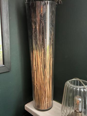 Glazen hoge Vaas 65 cm (met zwarte pluimen) beschikbaar voor biedingen