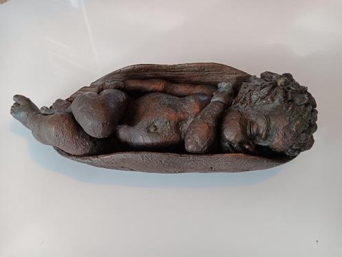 sculptuur "kindje in mand"  Peter Sedcole, Antiek en Kunst, Kunst | Beelden en Houtsnijwerken, Ophalen of Verzenden