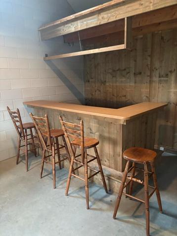 Bar met barstoelen - 2.52m x 1.39m beschikbaar voor biedingen