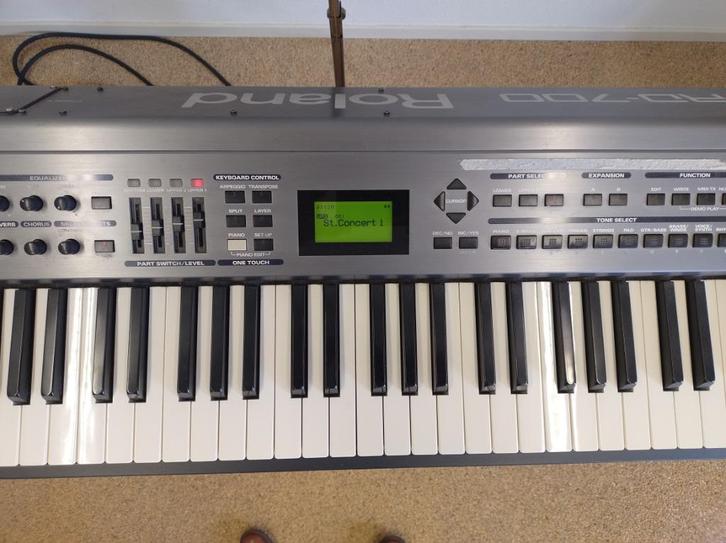 Roland RD-700, Muziek en Instrumenten, Keyboards, Gebruikt, 88 toetsen, Roland, Aanslaggevoelig, Met standaard, Midi-aansluiting