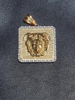 18 kr gouden hanger versace met rondom mooie zirconias, Overige voorstellingen, Ophalen of Verzenden, Zo goed als nieuw, Met edelsteen