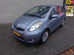 Toyota Yaris 1.3 VVTi Aspiration NIEUWE APK/AFLBEURT 3 MAAND, Auto's, Voorwielaandrijving, Stof, Gebruikt, Zwart