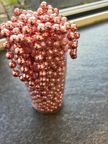 Roze kralenslinger beschikbaar voor biedingen
