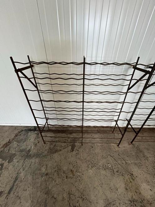 2x Oude Metalen Wijnrekken, Huis en Inrichting, Woonaccessoires | Wijnrekken, Gebruikt, 75 cm of meer, Metaal, 25 flessen of meer