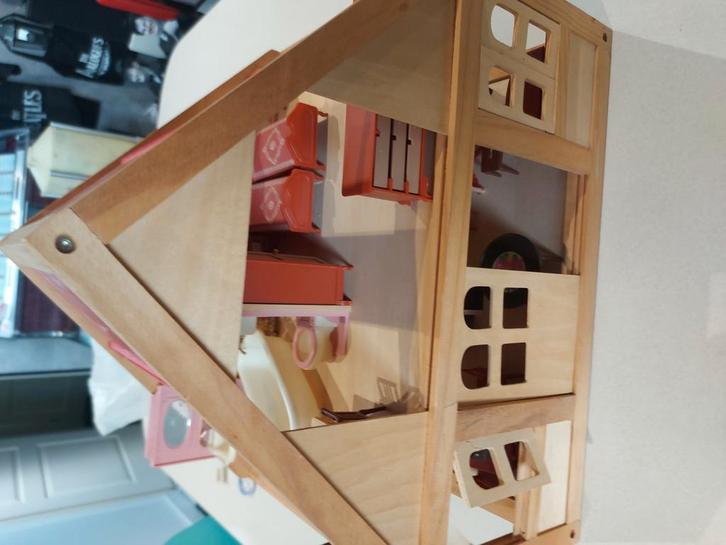 Poppenhuis met veel meubels, Kinderen en Baby's, Speelgoed | Poppenhuizen, Zo goed als nieuw, Poppenhuis, Ophalen of Verzenden