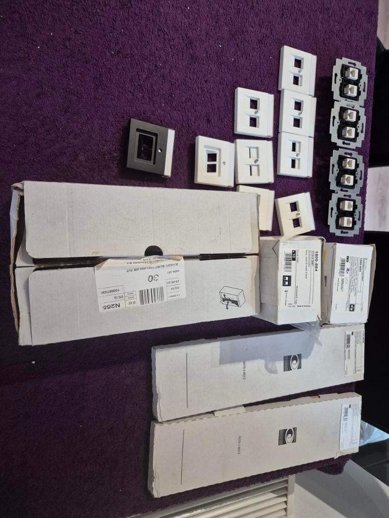 Busch-Jaeger Future Linear Mat Wit 25% van nieuw prijs, Info.bje@de.abb.com, Busch-Jaeger, Freisenbergstraße 2, D-58513 Lüdenscheid