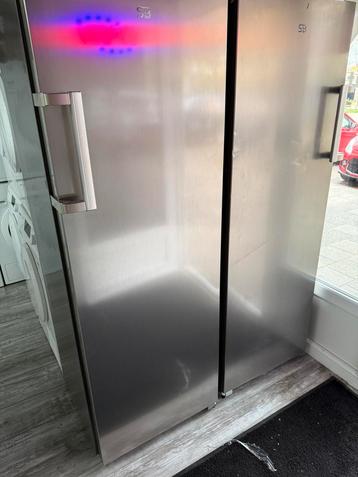 Setje vriezer en koeling koelkasten no frost nieuwe (krasje) beschikbaar voor biedingen