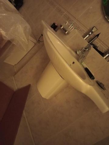 wastafel met GROHE mengkraan beschikbaar voor biedingen