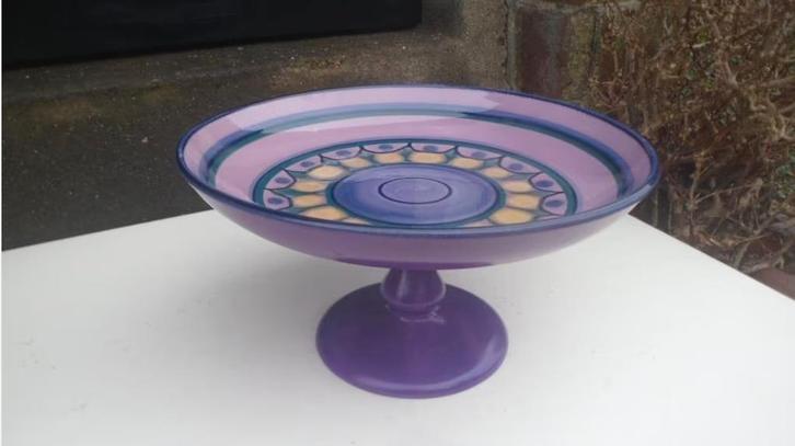 Schaal op voet FLORA Gouda Holland Lila, Tazza / Fruitschaal, Antiek en Kunst, Antiek | Keramiek en Aardewerk, Ophalen of Verzenden