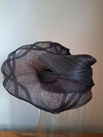 HOED en/of TOOITJE FASCINATOR PRINSJESDAG lees hieronder beschikbaar voor biedingen