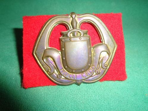 Baret embleem oude slag buigpennen Infanterie, Verzamelen, Militaria | Algemeen, Landmacht, Overige typen, Nederland, Verzenden