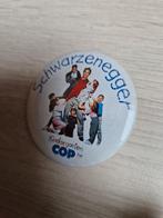 1990 kindergarten cop arnold schwarzenegger button pin, Ophalen of Verzenden, Zo goed als nieuw