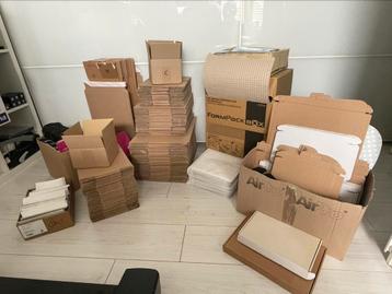 Grote partij verzenddozen en enveloppen etc beschikbaar voor biedingen